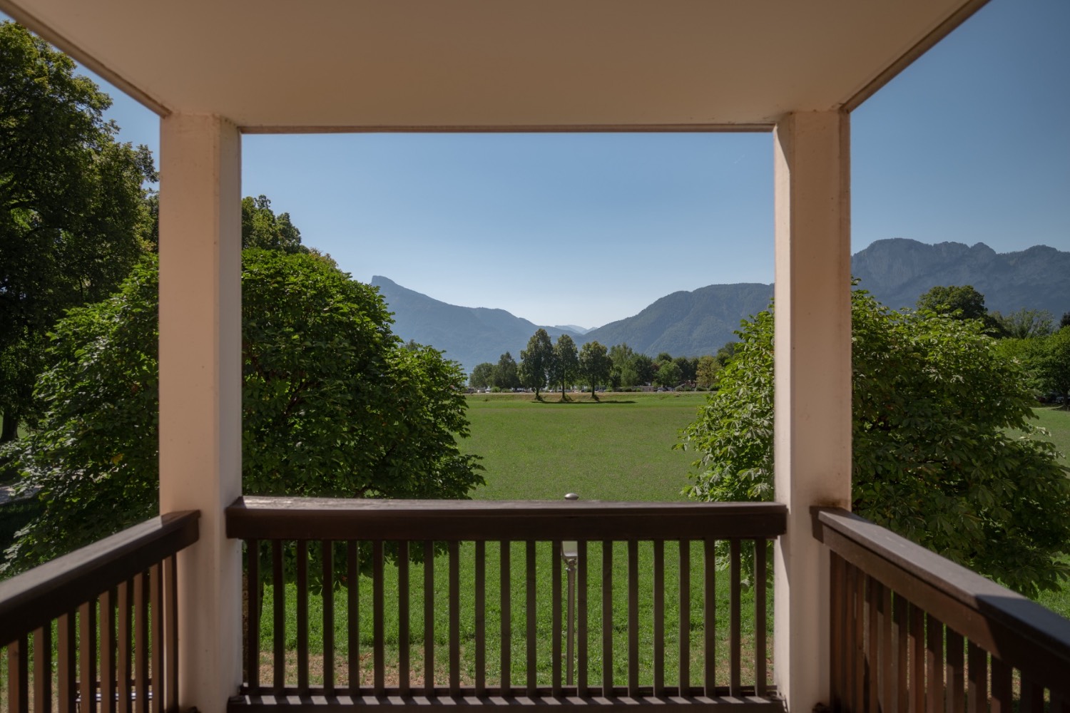 Balkon mit Blick auf Seewiese, Mondsee und Berge